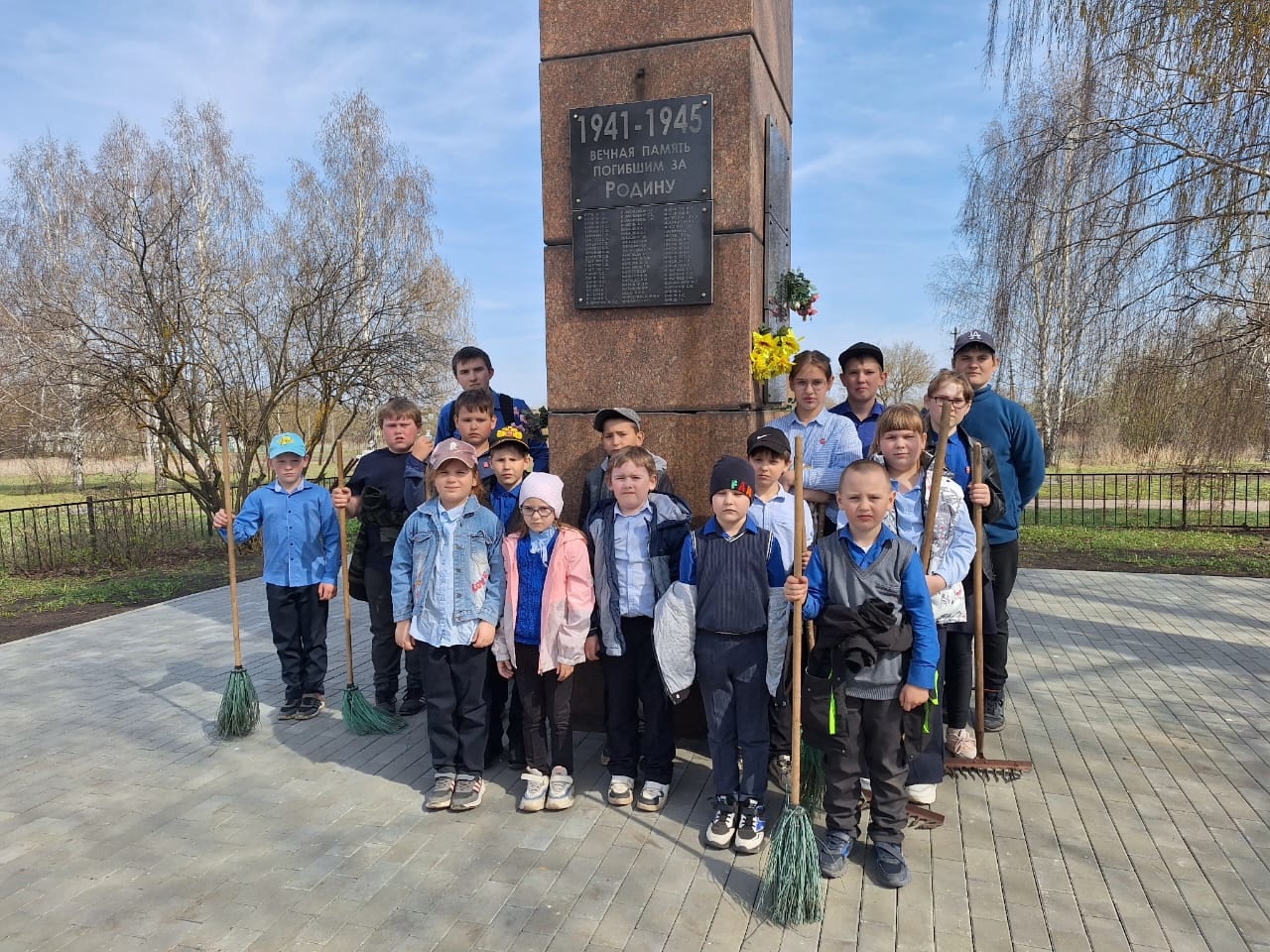 Уборка памятника погибшим воинам села Напольное.
